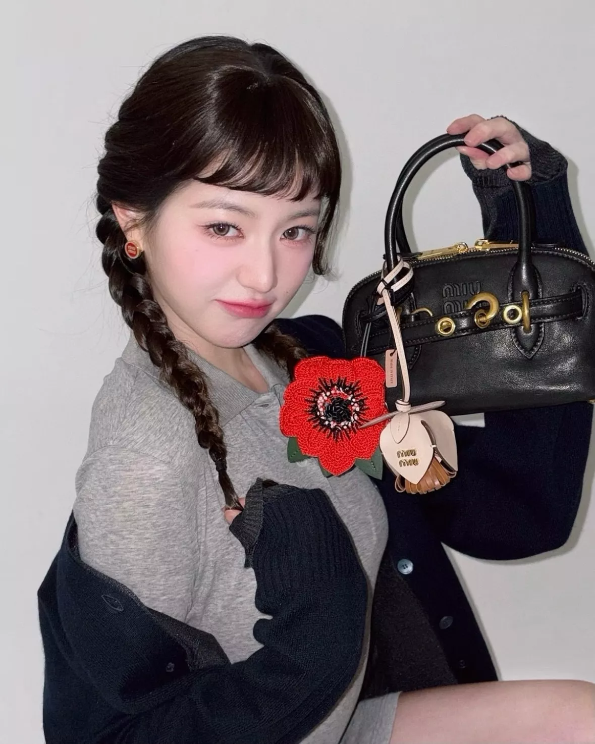 미우미우 빈티지 무드 쉘 실루엣 핸드백 상세 이미지 27