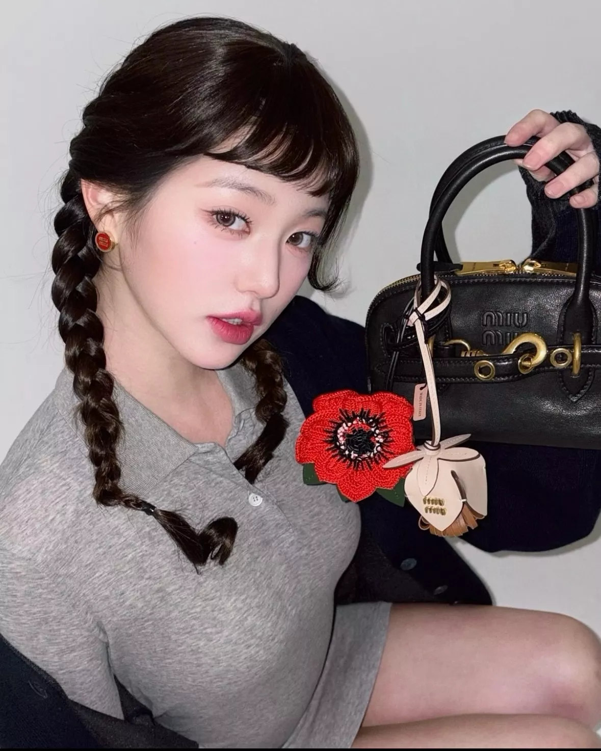 미우미우 빈티지 무드 쉘 실루엣 핸드백 상세 이미지 28