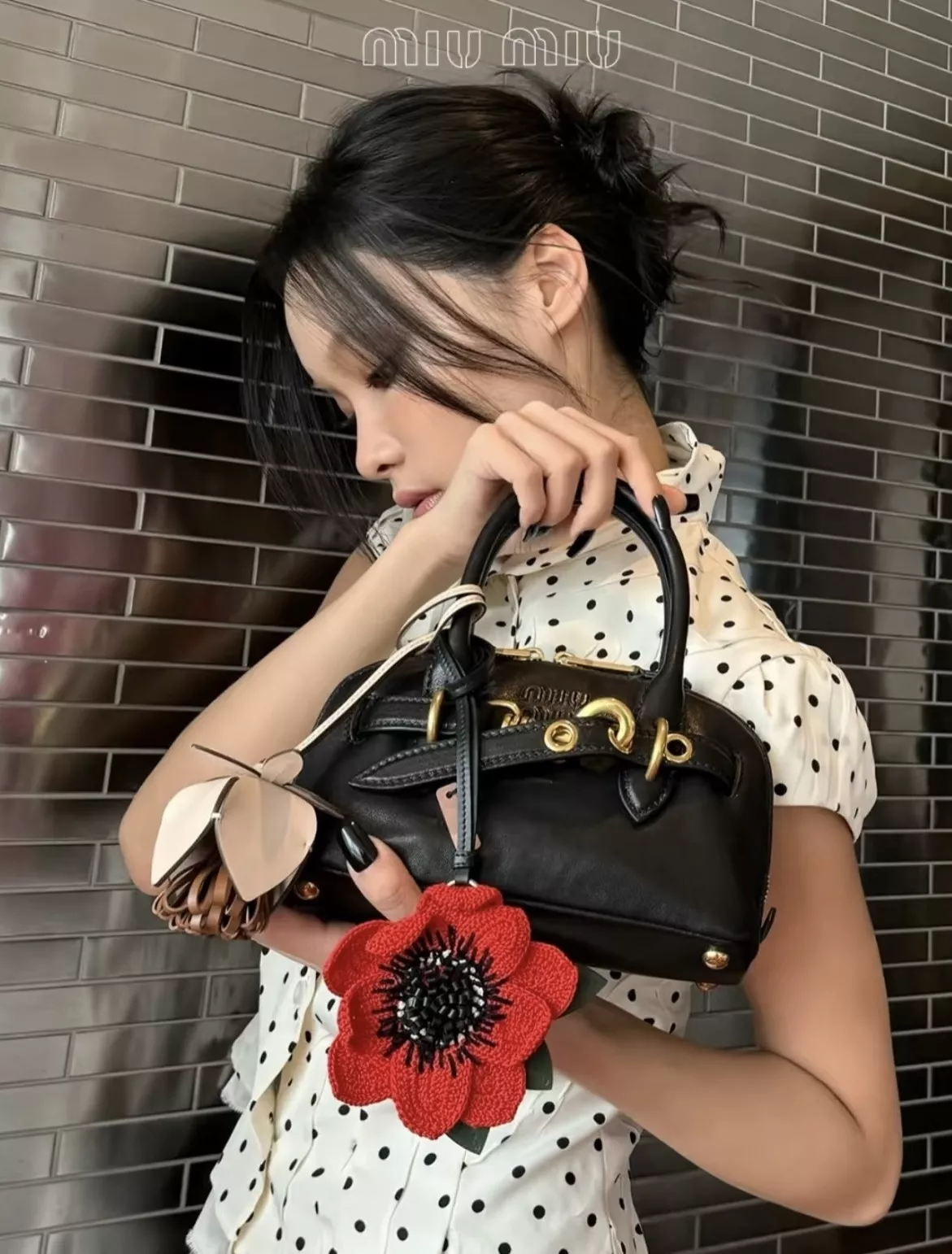 미우미우 빈티지 무드 쉘 실루엣 핸드백 상세 이미지 40