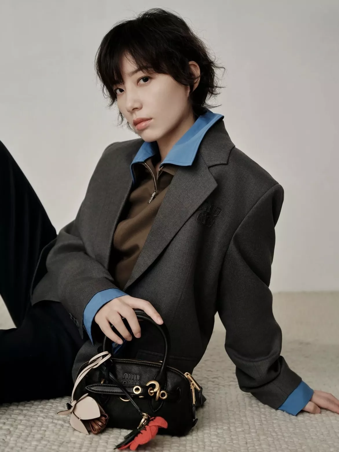 미우미우 빈티지 무드 쉘 실루엣 핸드백 상세 이미지 29