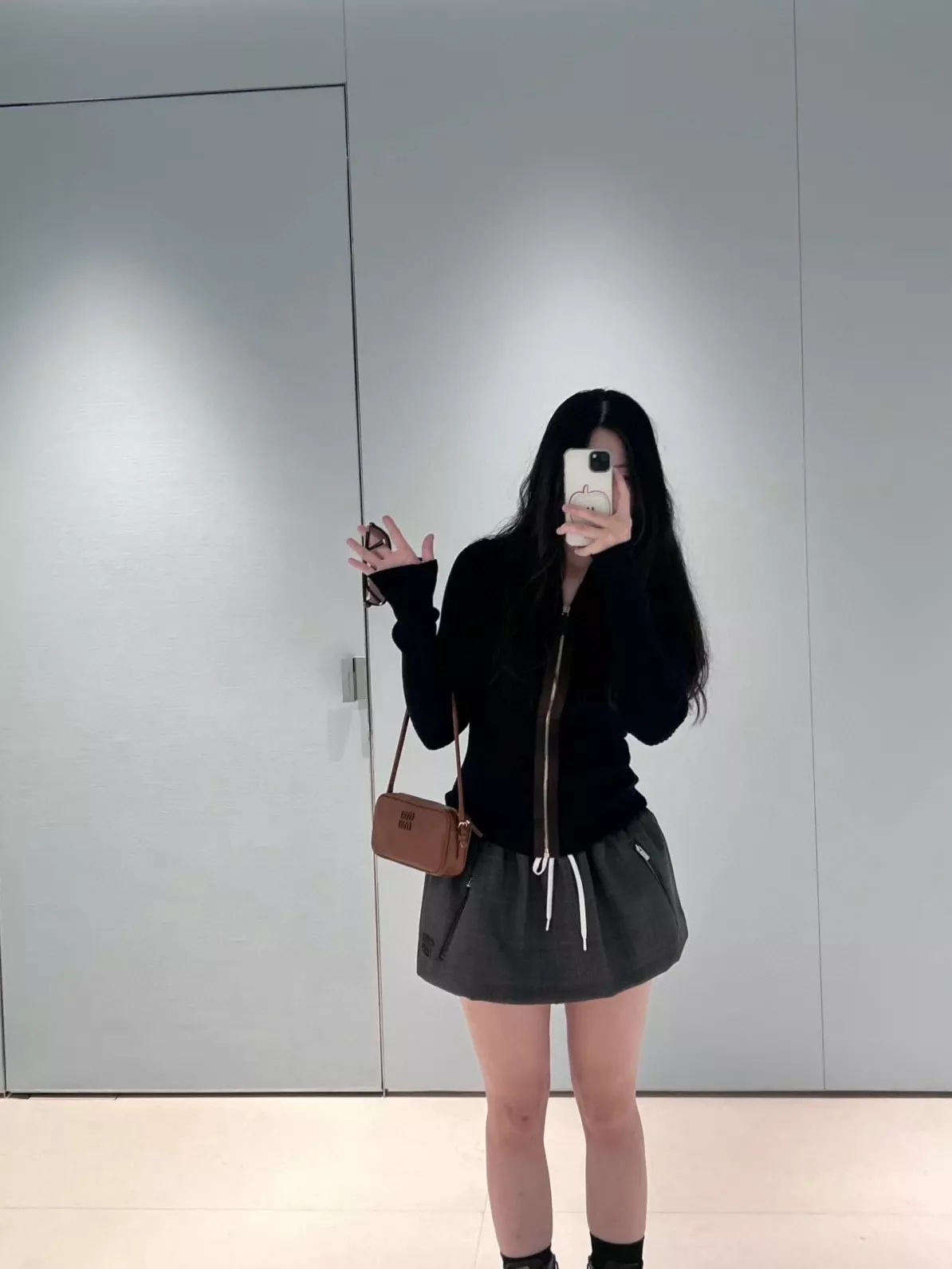 미우미우 콤팩트 레더 핸드백 상세 이미지 32