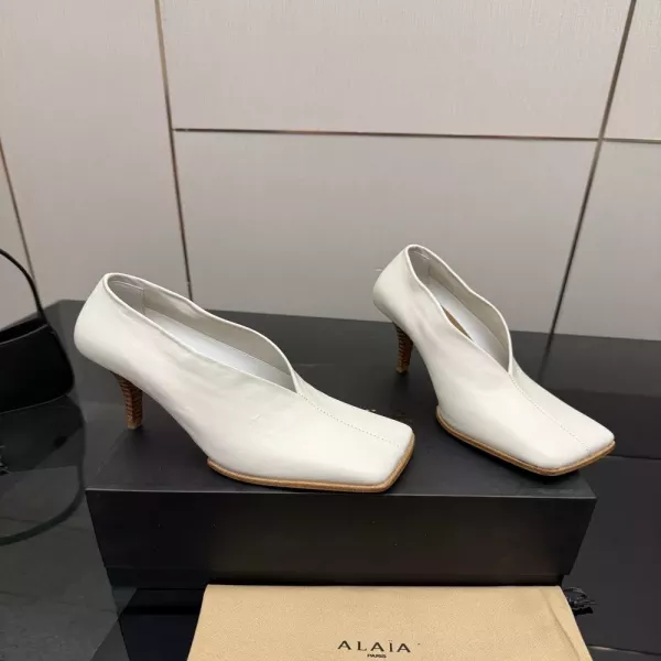 알라이아 스퀘어 토 가죽 하이힐 부츠