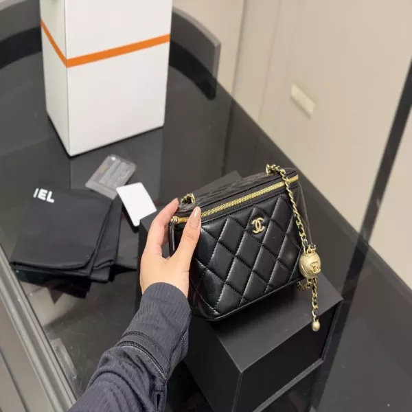 샤넬 핸들 장식 퀼팅 코스메틱 백