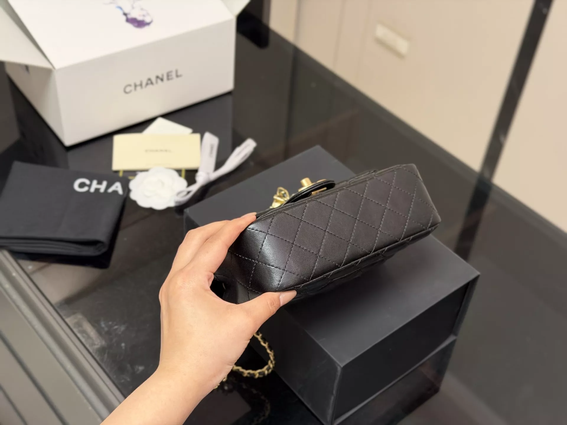 샤넬 더블 씨 메탈 볼 체인 백 상세 이미지 8