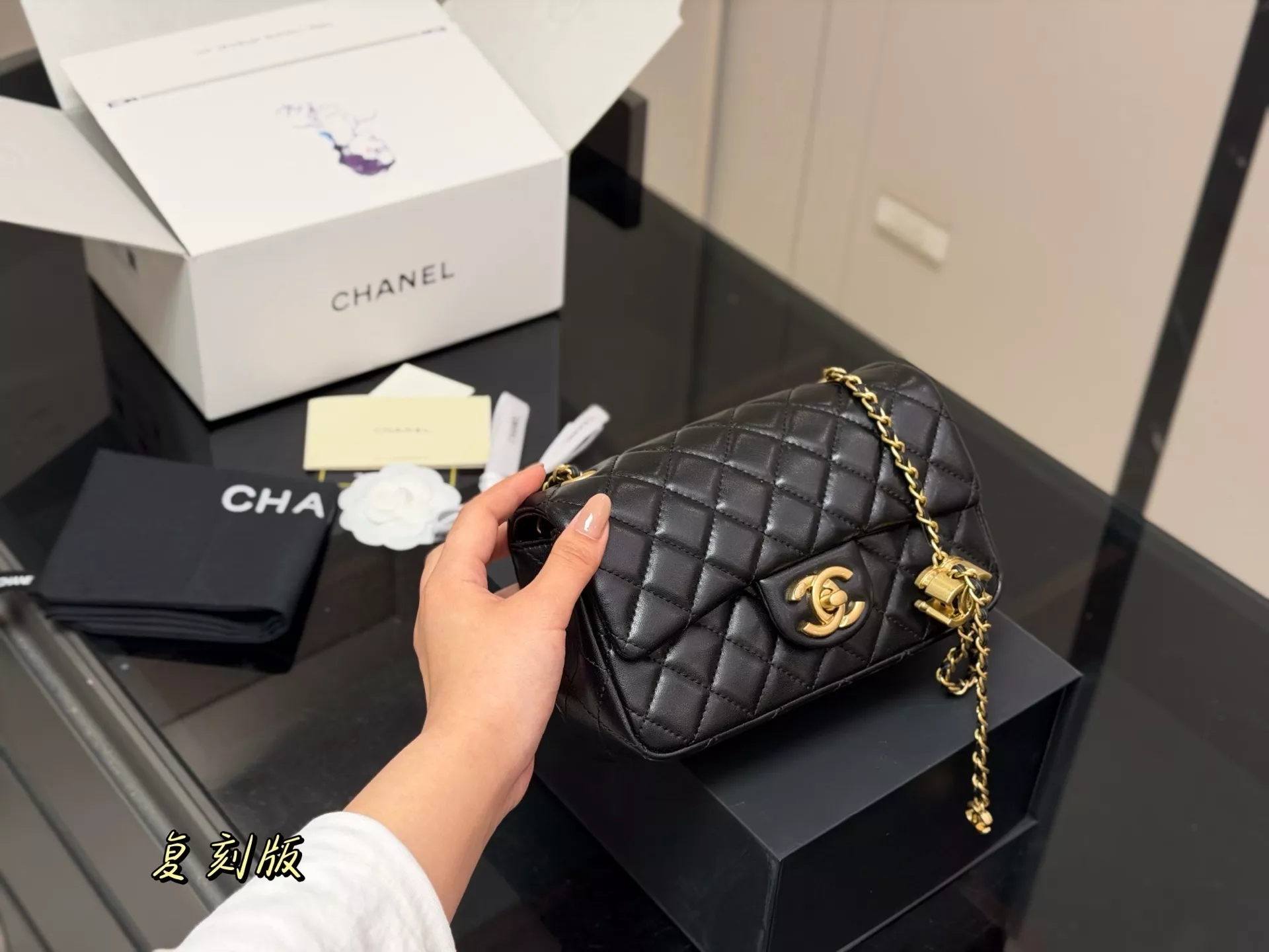 샤넬 더블 씨 메탈 볼 체인 백 상세 이미지 2