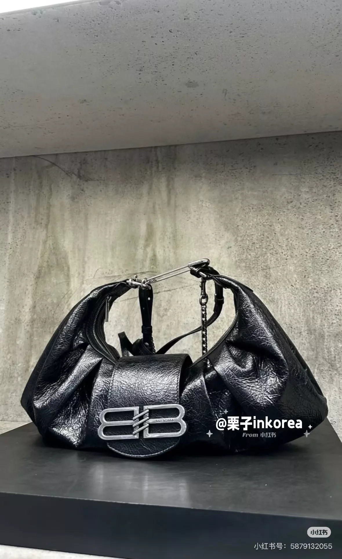 발렌시아가 핀 디테일 핸들백 상세 이미지 16
