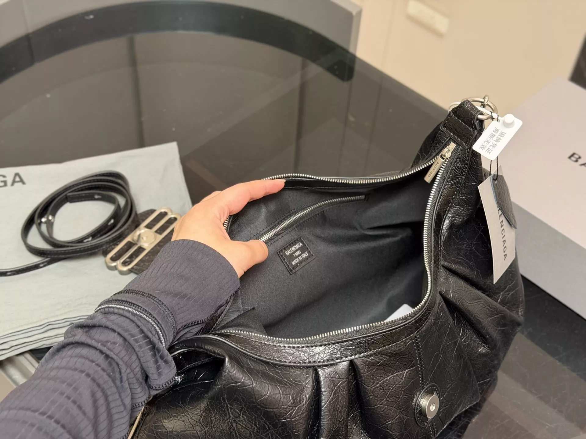 발렌시아가 핀 디테일 핸들백 상세 이미지 4