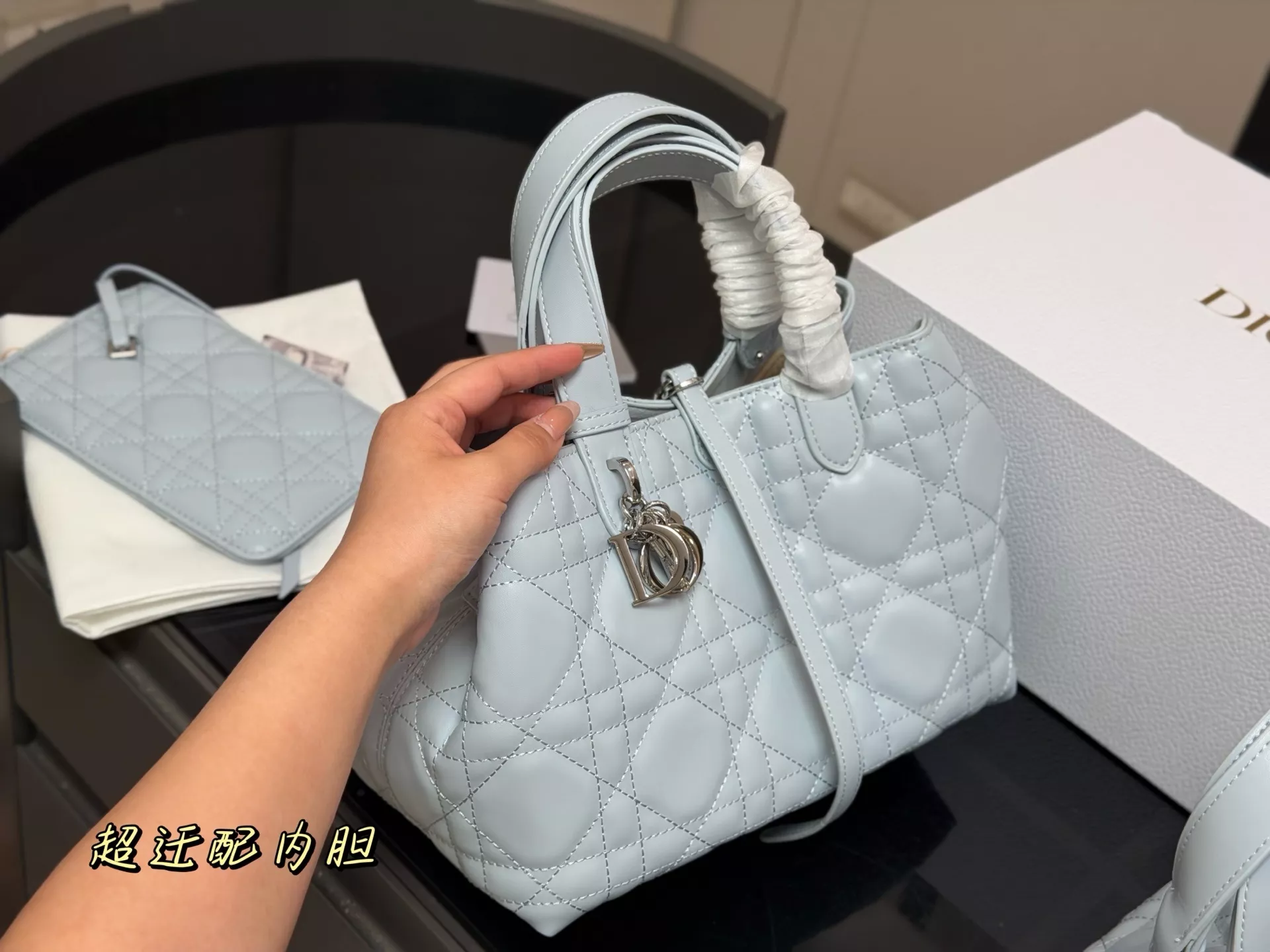 디올 빈티지 무드의 가로형 퀼팅 백 상세 이미지 5