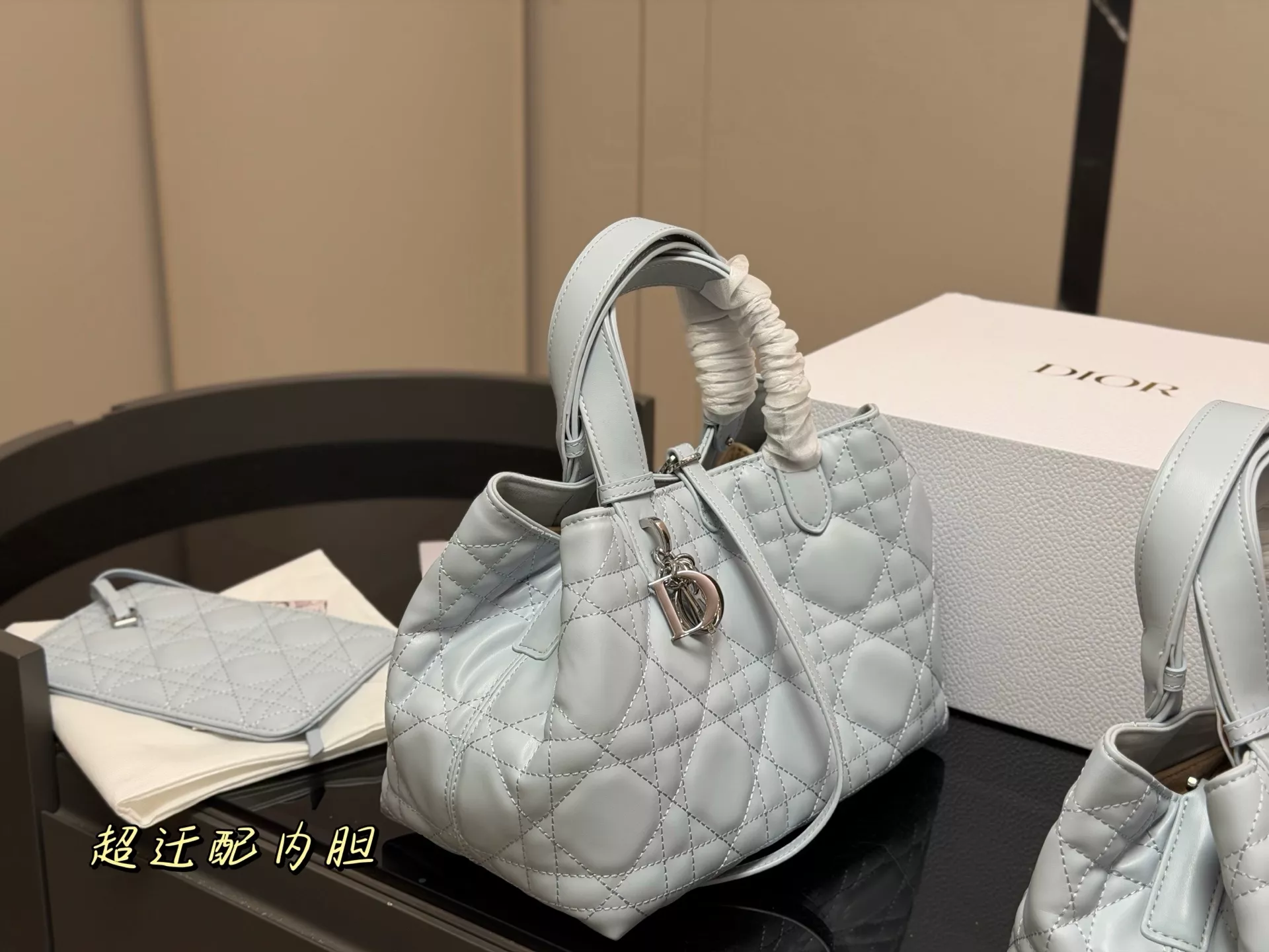 디올 빈티지 무드의 가로형 퀼팅 백 상세 이미지 2