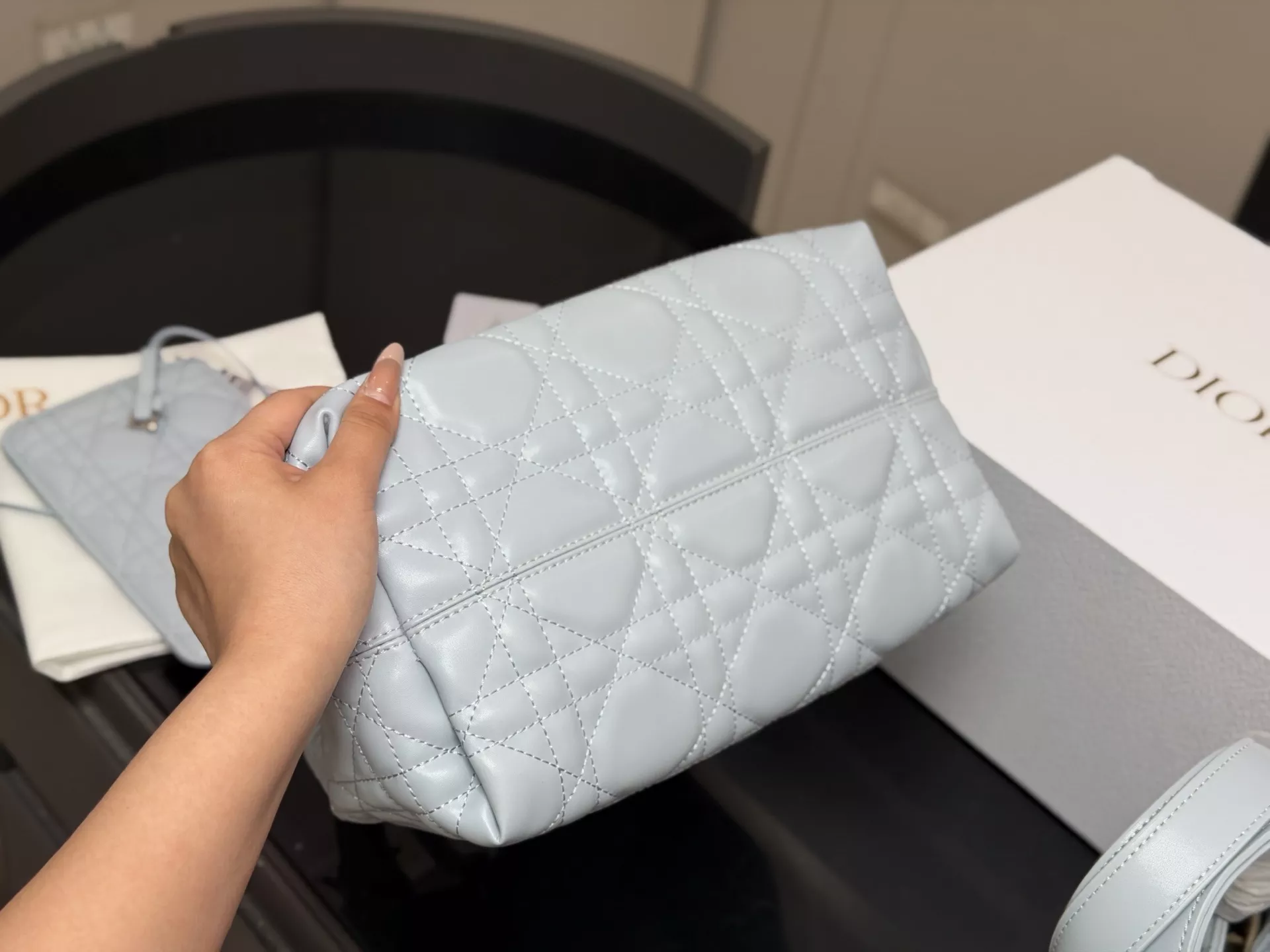 디올 빈티지 무드의 가로형 퀼팅 백 상세 이미지 9