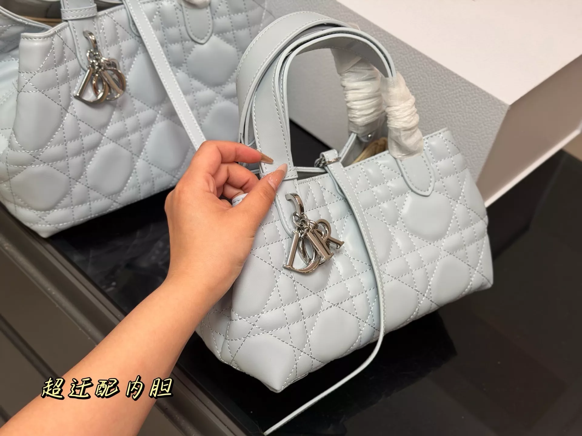 디올 빈티지 무드의 가로형 퀼팅 백 상세 이미지 6