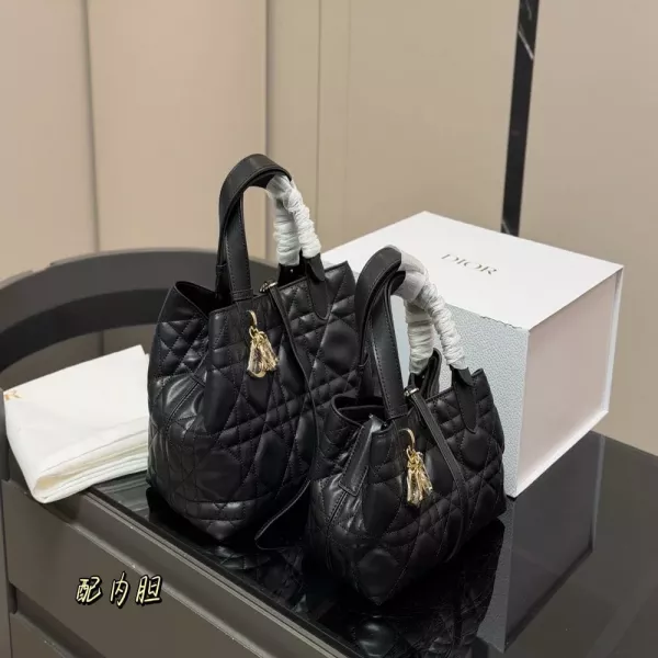 디올 퀼팅 무드의 빈티지 감성 핸드백