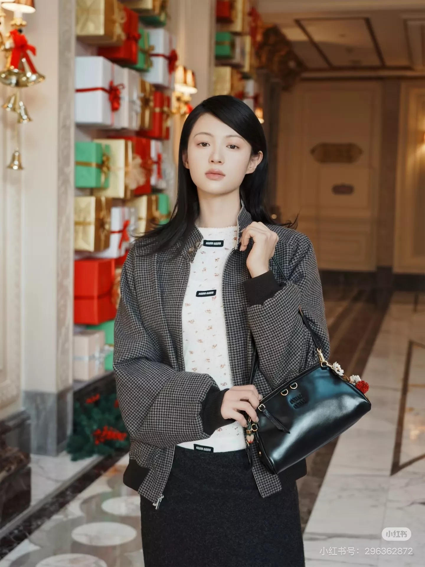 미우미우 쉘 실루엣 스트랩 백 상세 이미지 17