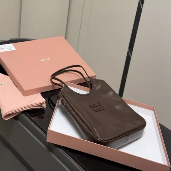미우미우 레더 로고 쇼핑 백