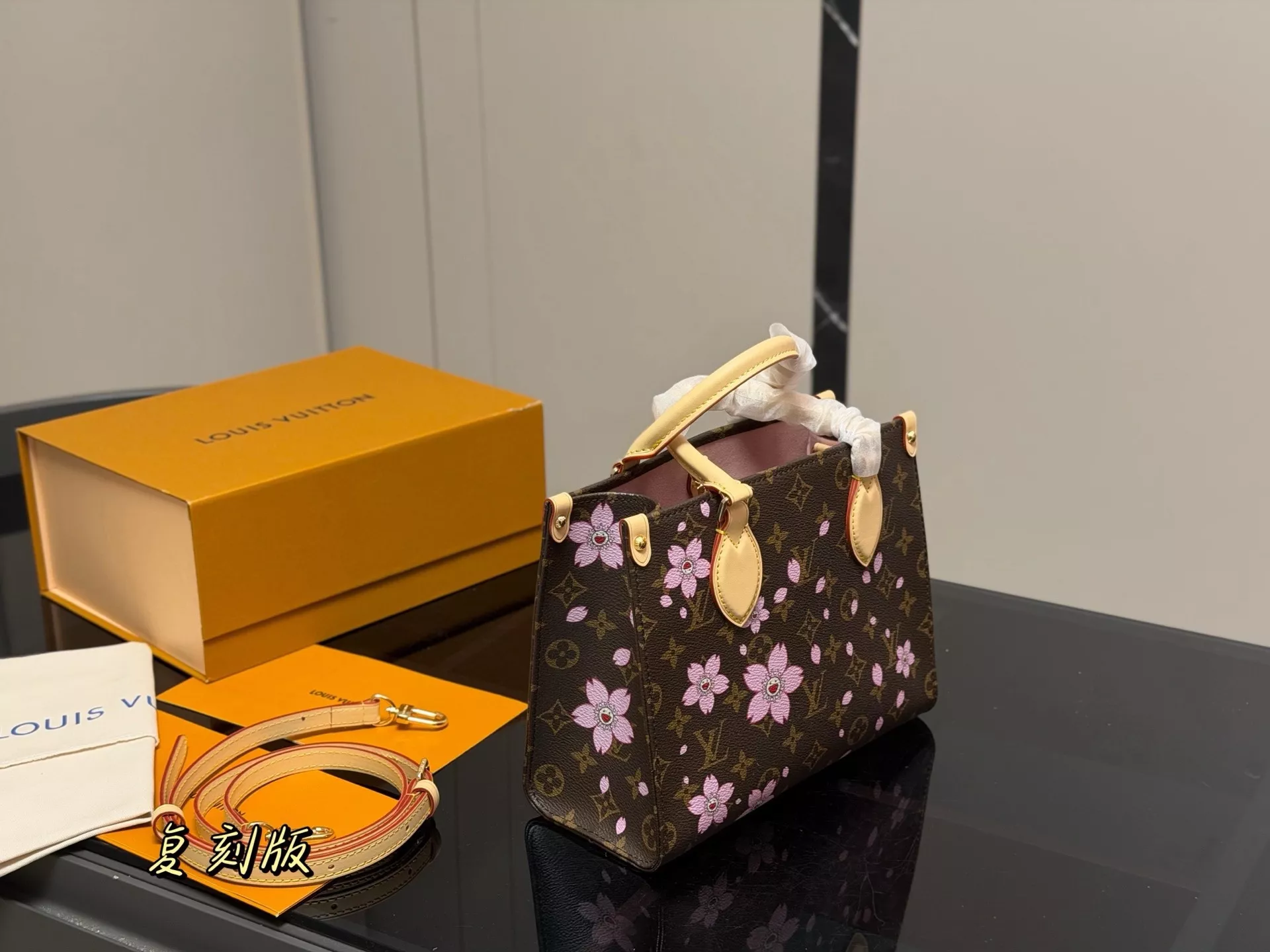 루이비통 벚꽃 포인트 온더고 가죽 백 상세 이미지 1