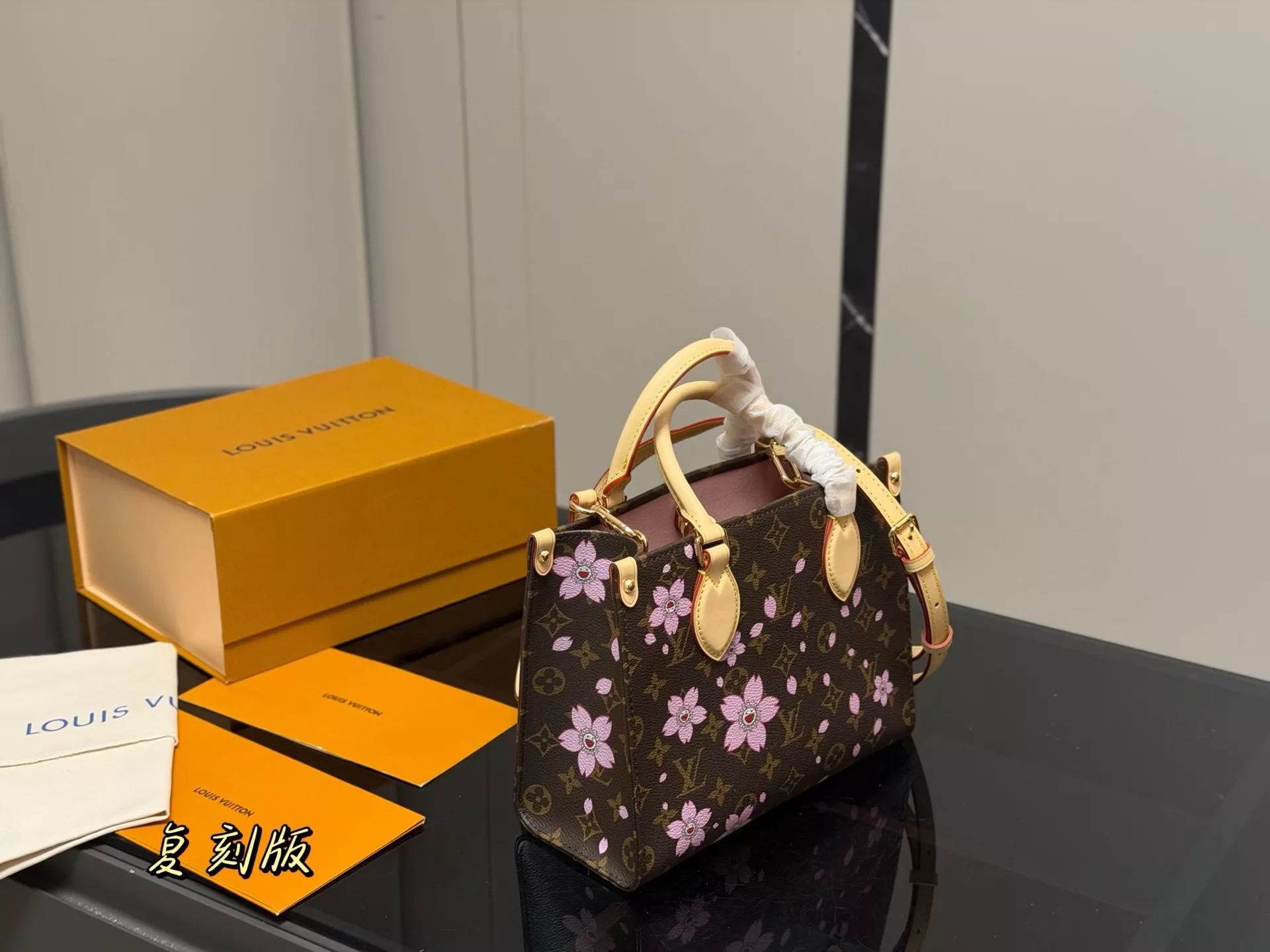 루이비통 벚꽃 포인트 온더고 가죽 백 상세 이미지 6