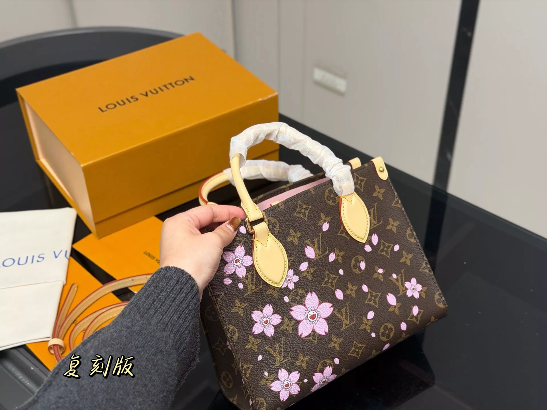 루이비통 벚꽃 포인트 온더고 가죽 백 상세 이미지 2