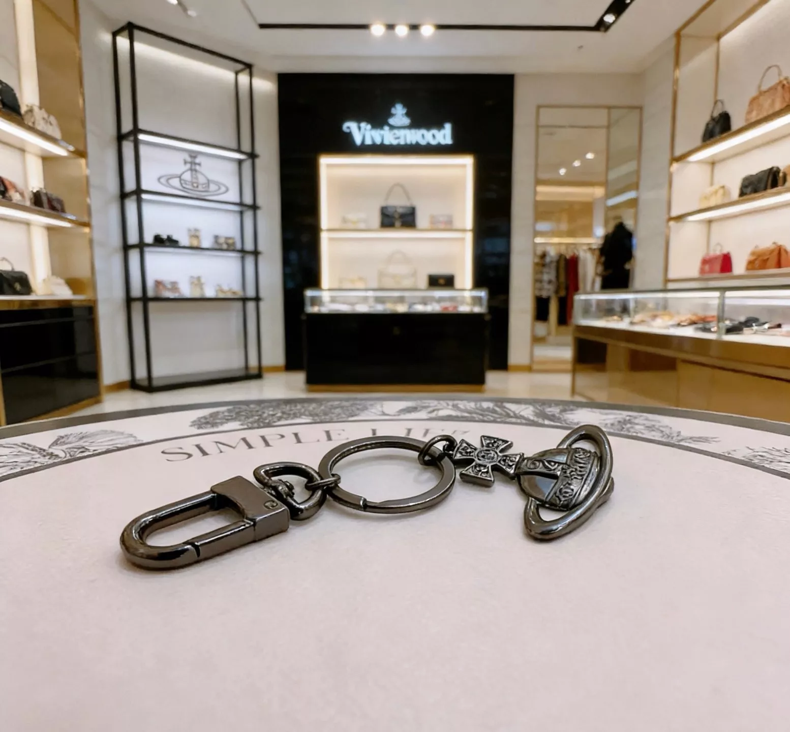 비비안웨스트우드 오브 모티브 백 참 장식 상세 이미지 1
