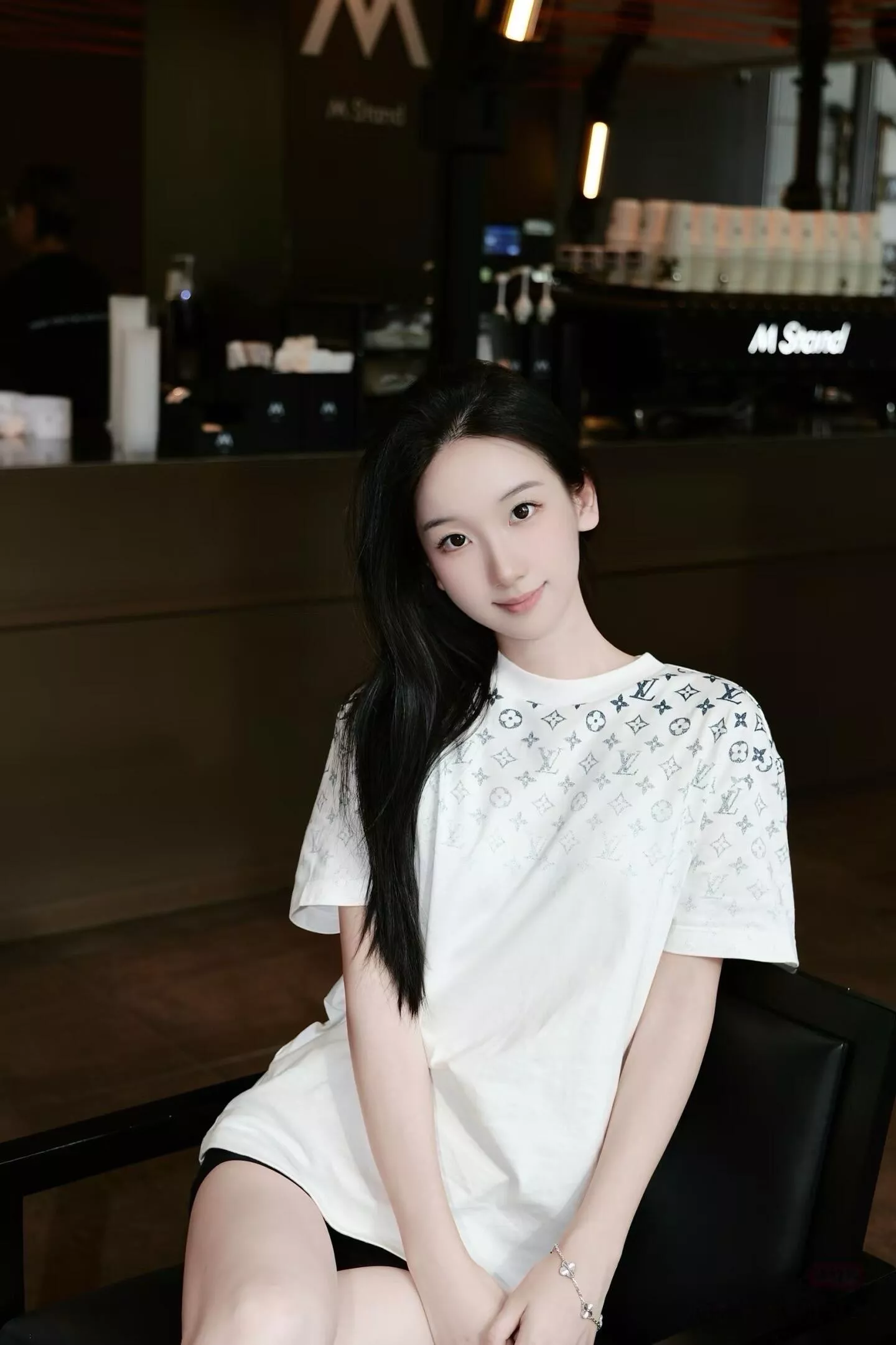 루이비통 그라데이션 모노그램 프린트 코튼 티 상세 이미지 12