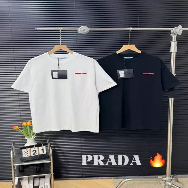 프라다 실리콘 로고 오버핏 라운드넥 반팔 상의