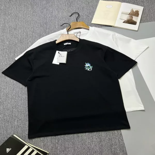 디올 자수 로고 라운드 반팔 상의