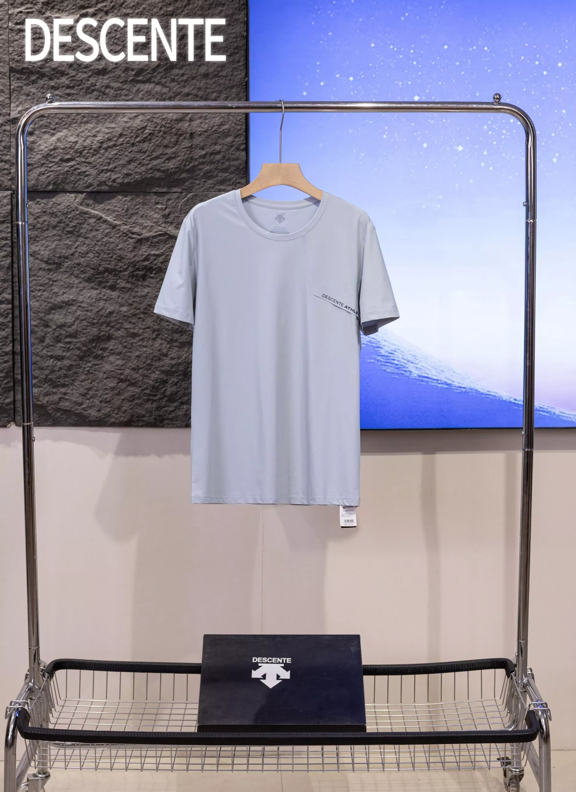 데상트 경량 냉감 기능성 스포츠 탑 상세 이미지 3