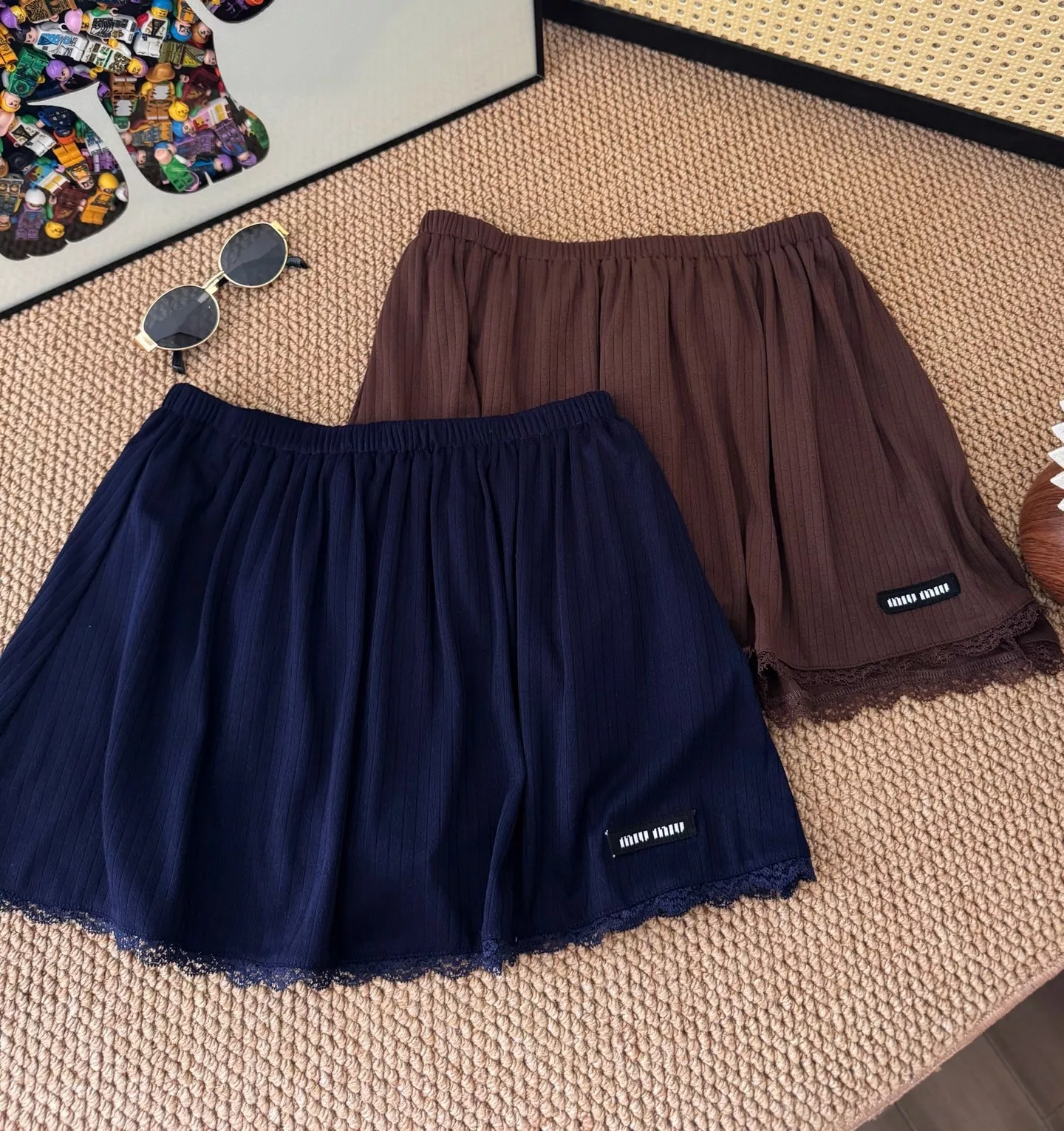미우미우 로고 레이스 배색 슬리브리스와 미니스커트 구성 세트 상세 이미지 5