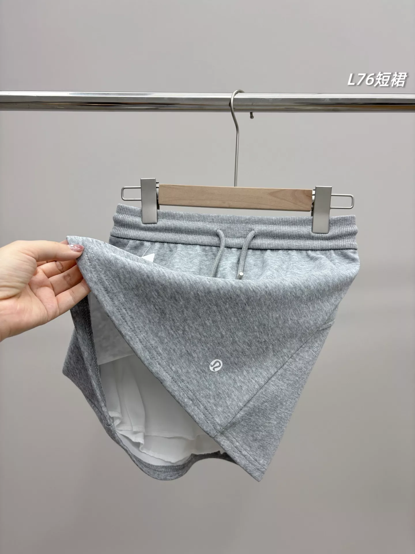 룰루레몬 여성 비즈니스 무드 밴딩 숏스커트 상세 이미지 3