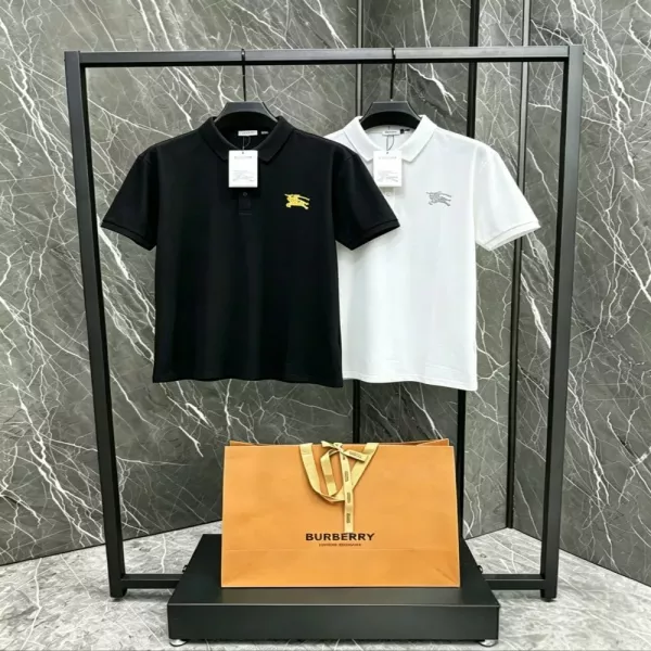 버버리 전면 기마 자수 포인트 폴로 상의