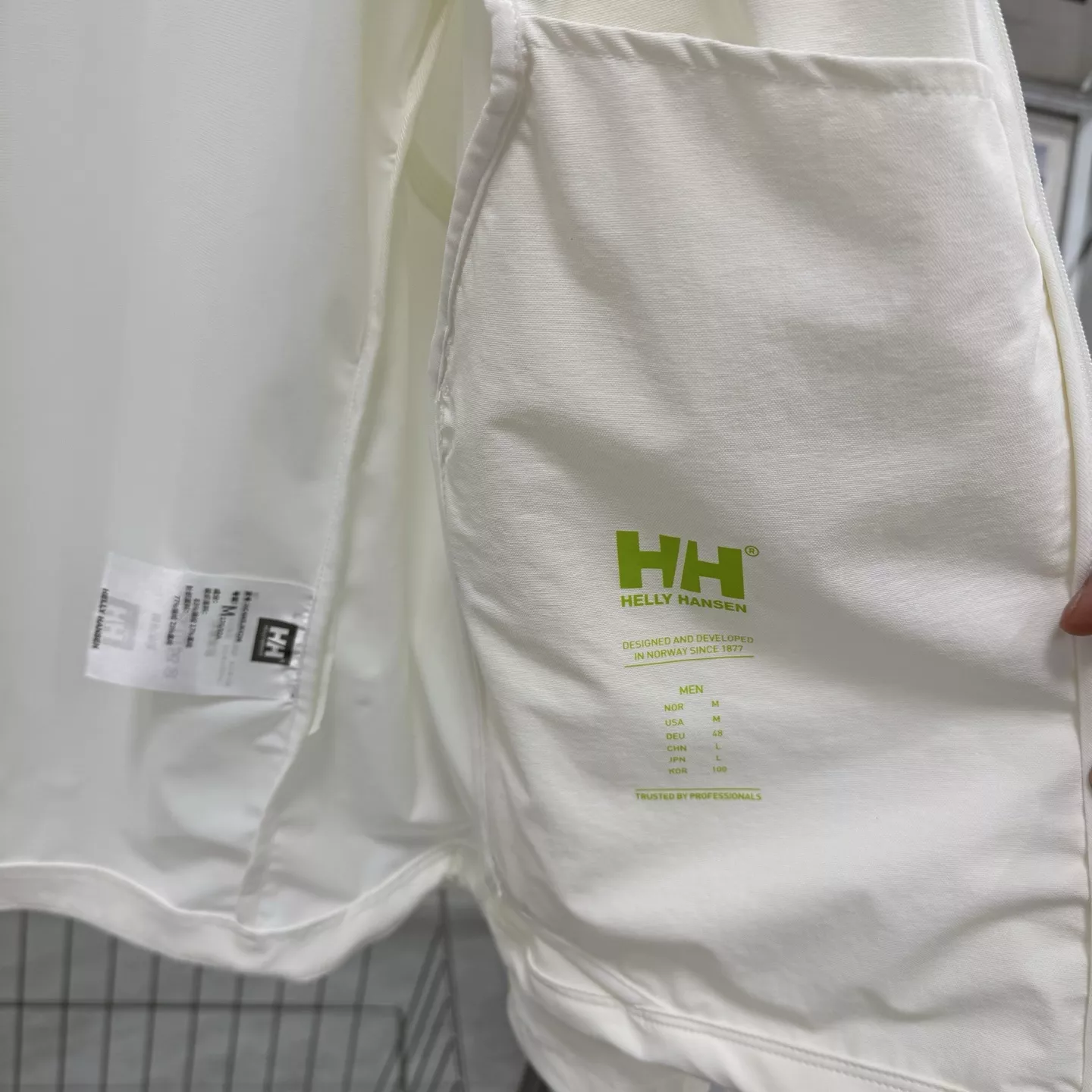 헬리한센 초경량 쿨링 후드 바람막이 상세 이미지 14