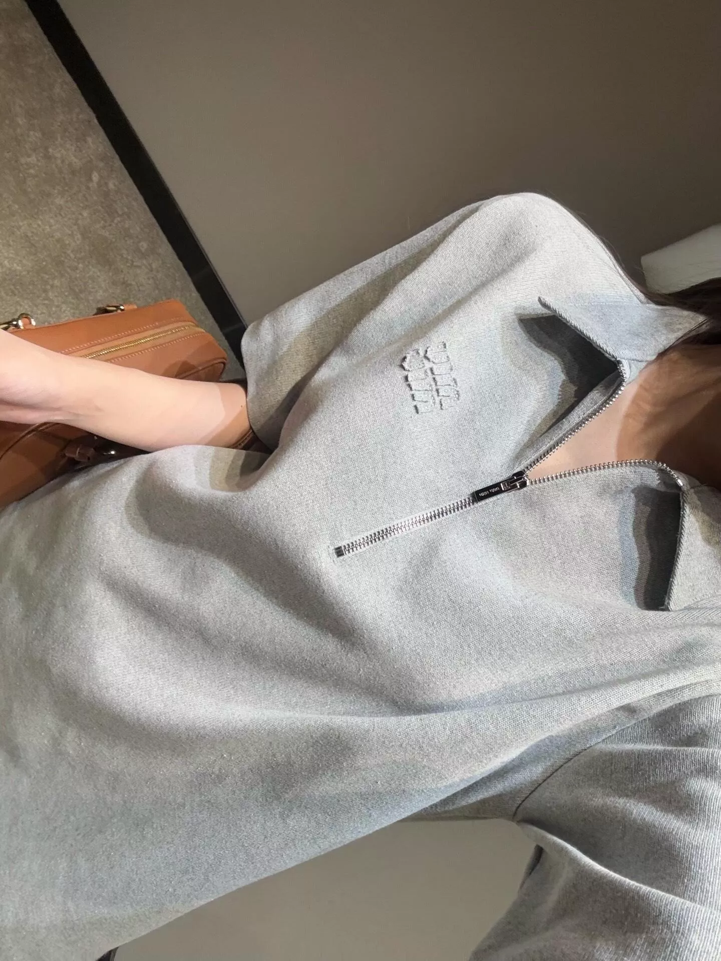 미우미우 자수 로고 반집업 폴로 반소매 상의 상세 이미지 19
