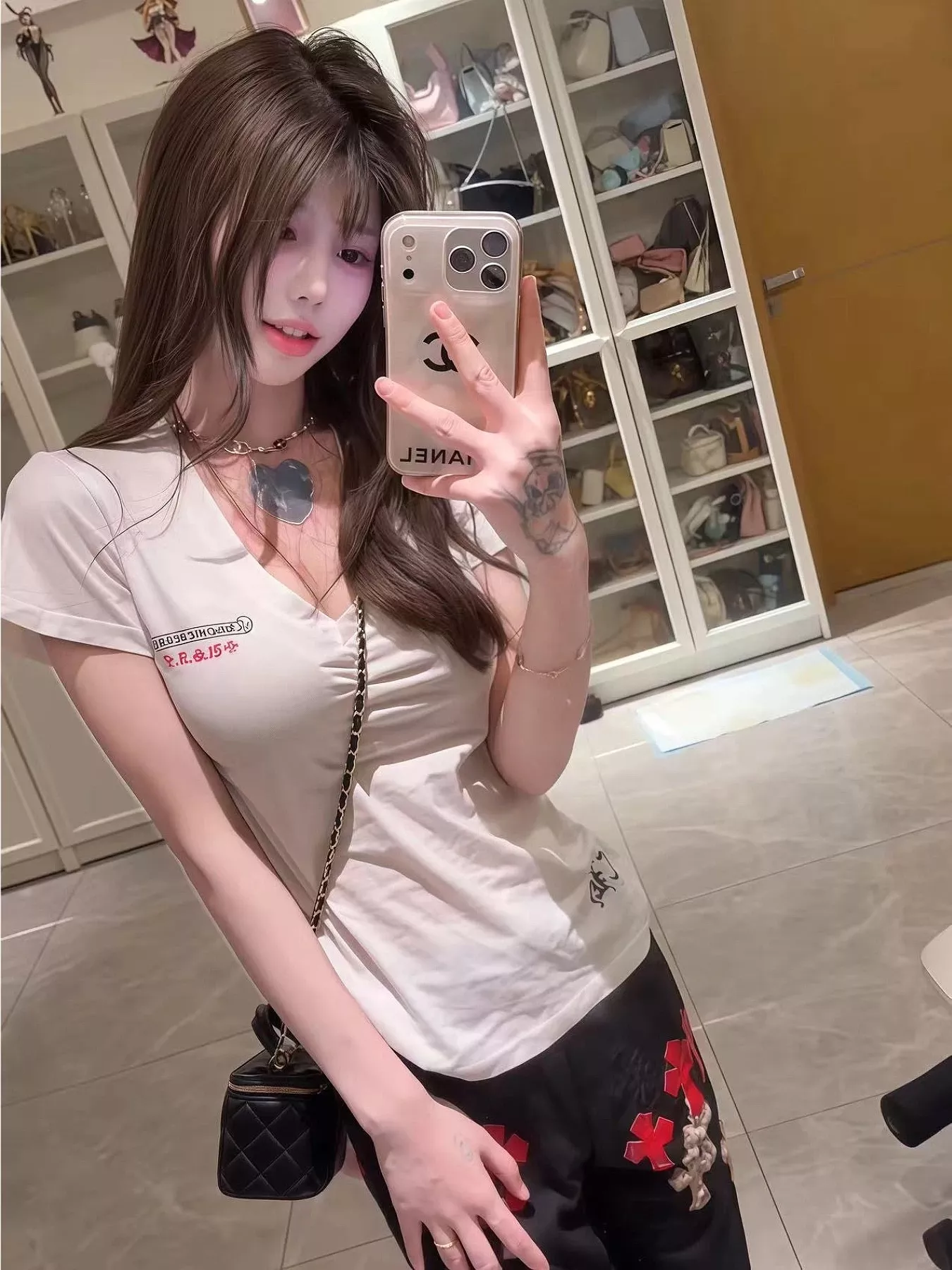 크롬하츠 빈티지 무드 브이넥 프린트 탑 상세 이미지 19