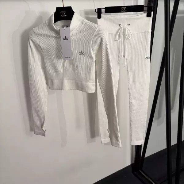 알로 크롭 집업 상의와 레깅스 운동복 구성