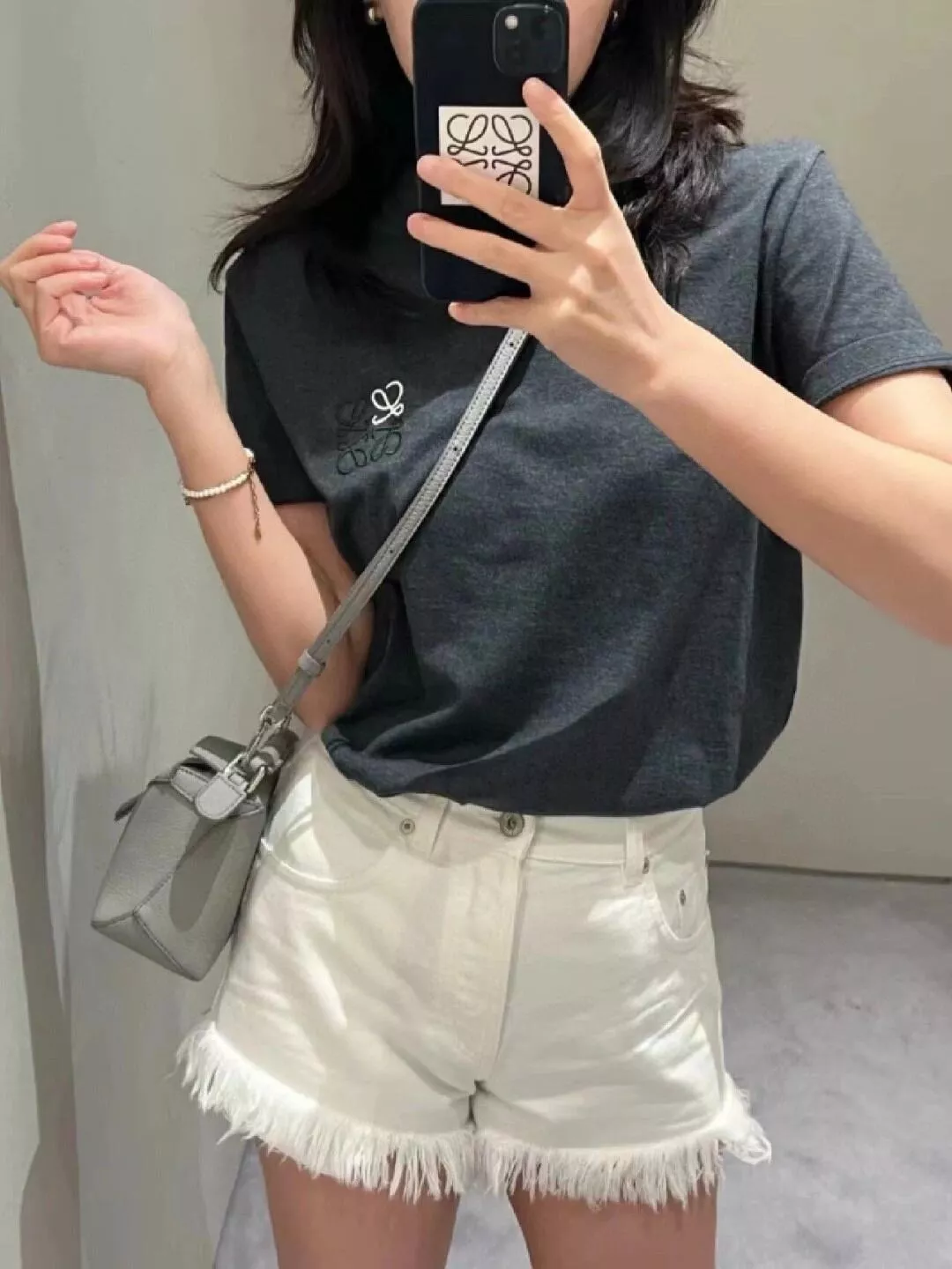 로에베 화이트 블랙 자수 로고 반팔 탑 상세 이미지 18