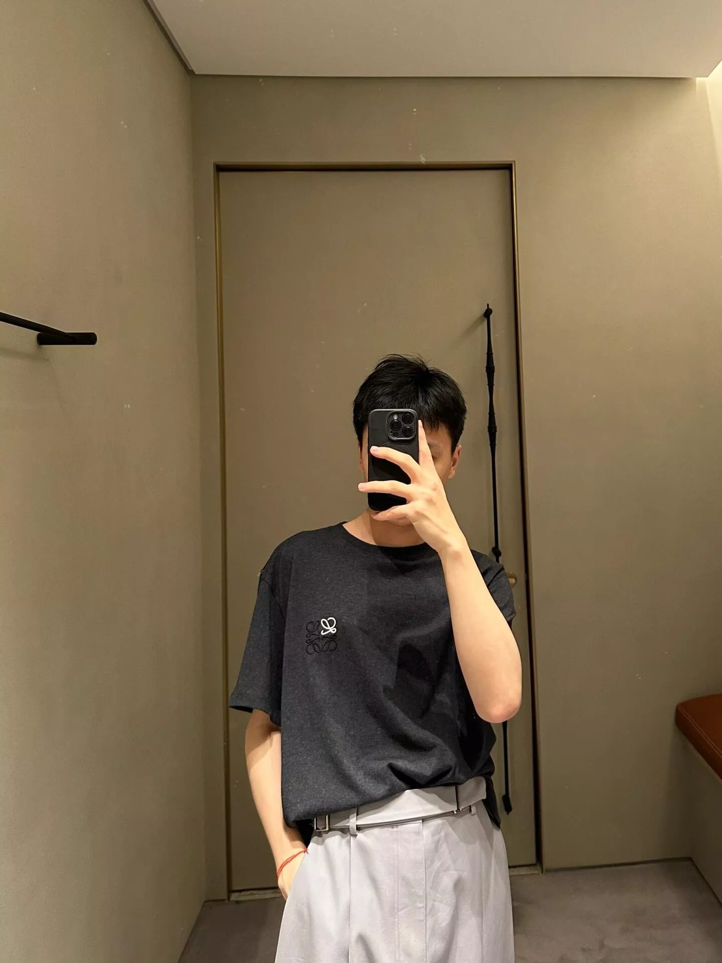 로에베 화이트 블랙 자수 로고 반팔 탑 상세 이미지 11