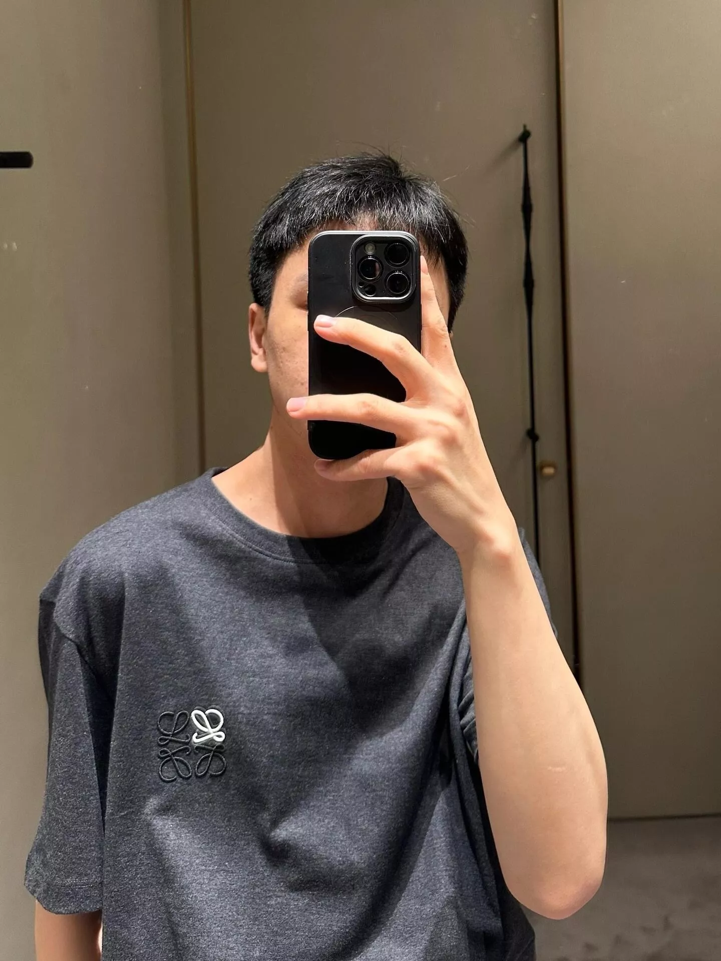 로에베 화이트 블랙 자수 로고 반팔 탑 상세 이미지 15