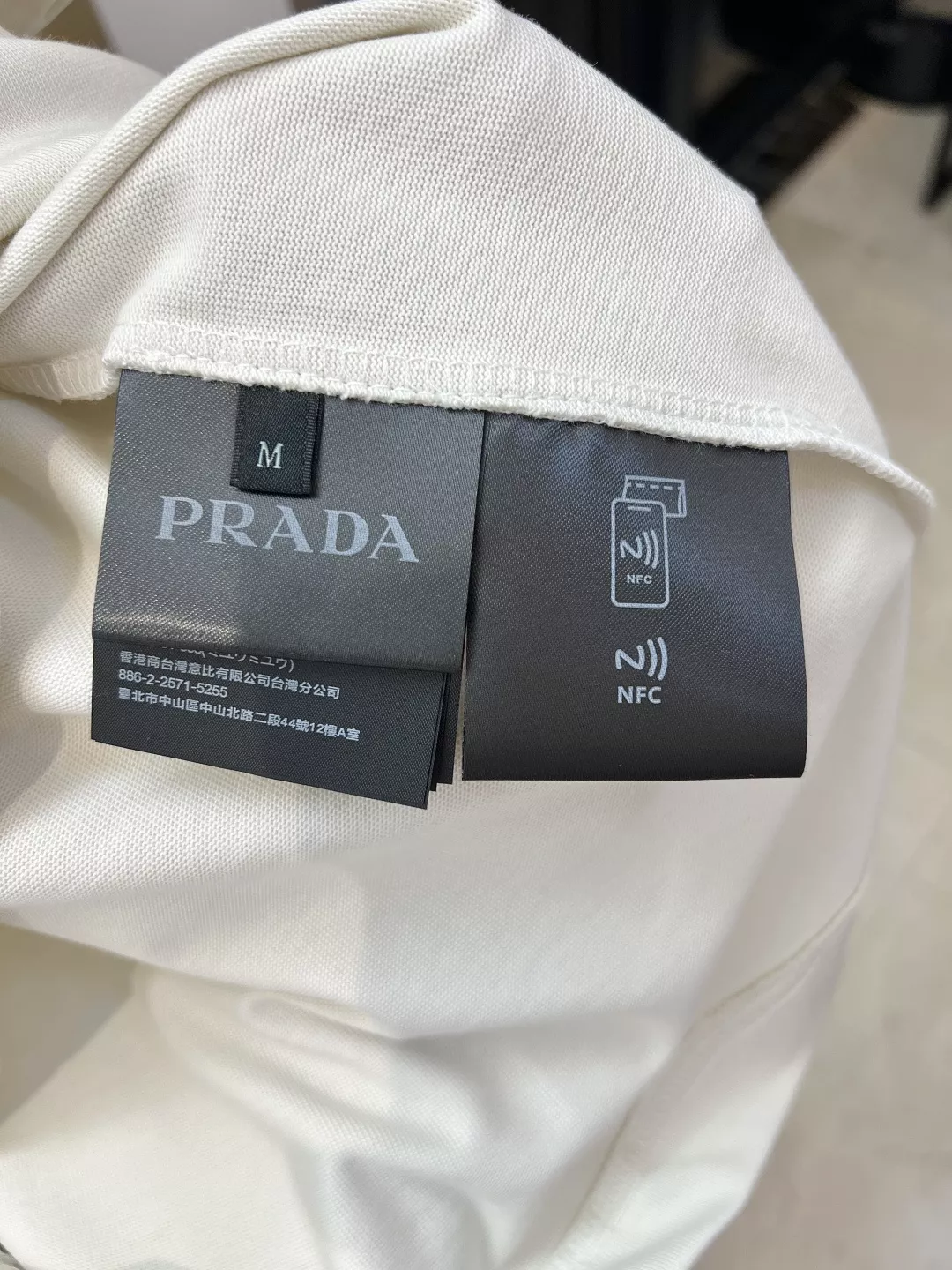 프라다 로고 라벨 포인트 코튼 티셔츠 상세 이미지 6