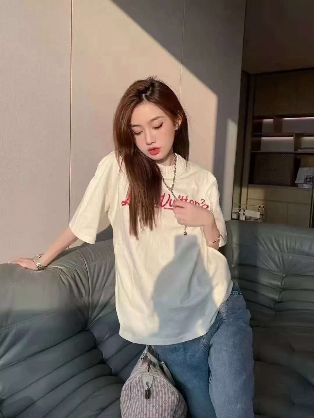루이비통 레터 자수 라운드 반소매 니트 탑 상세 이미지 11