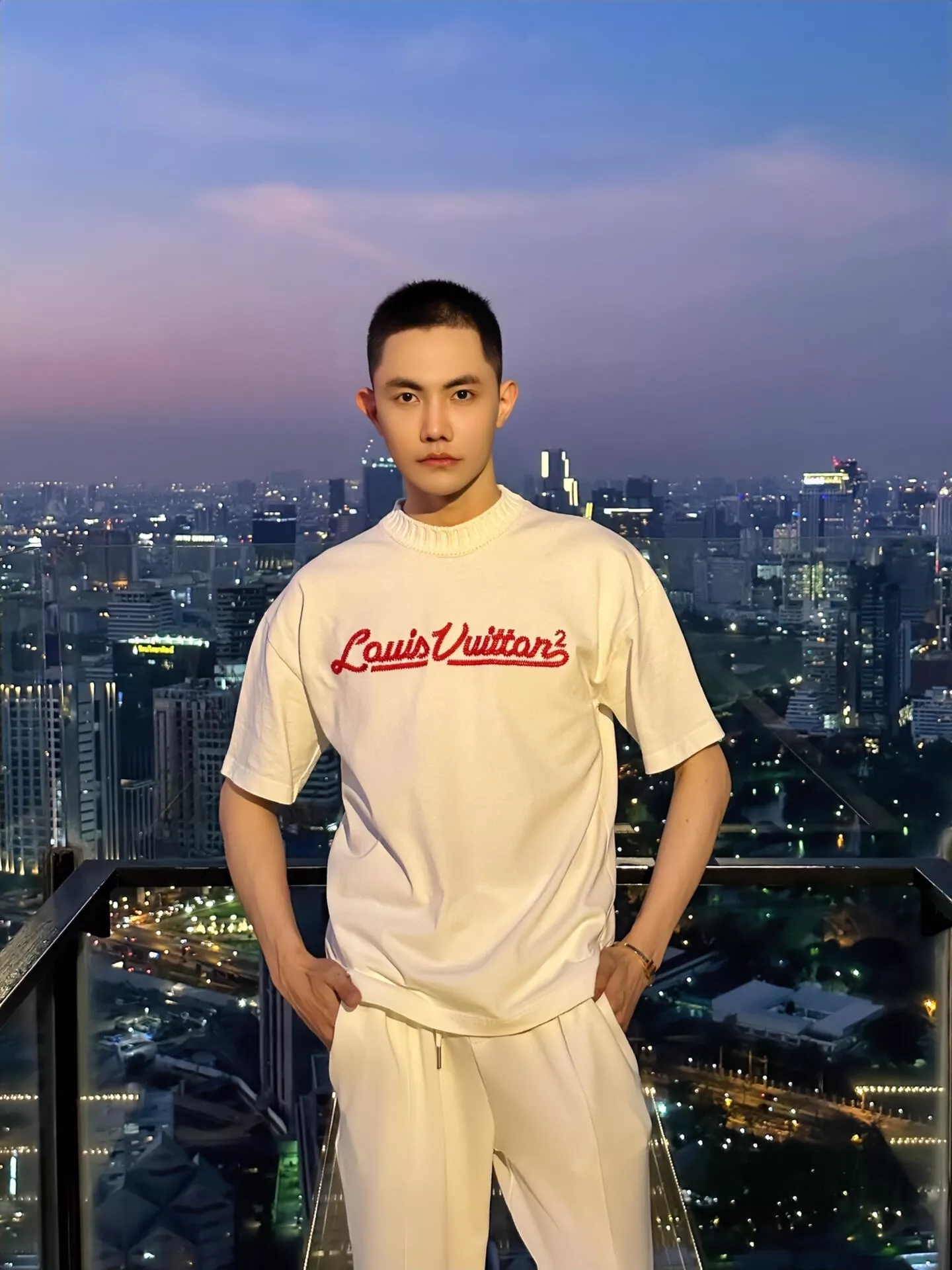 루이비통 레터 자수 라운드 반소매 니트 탑 상세 이미지 18