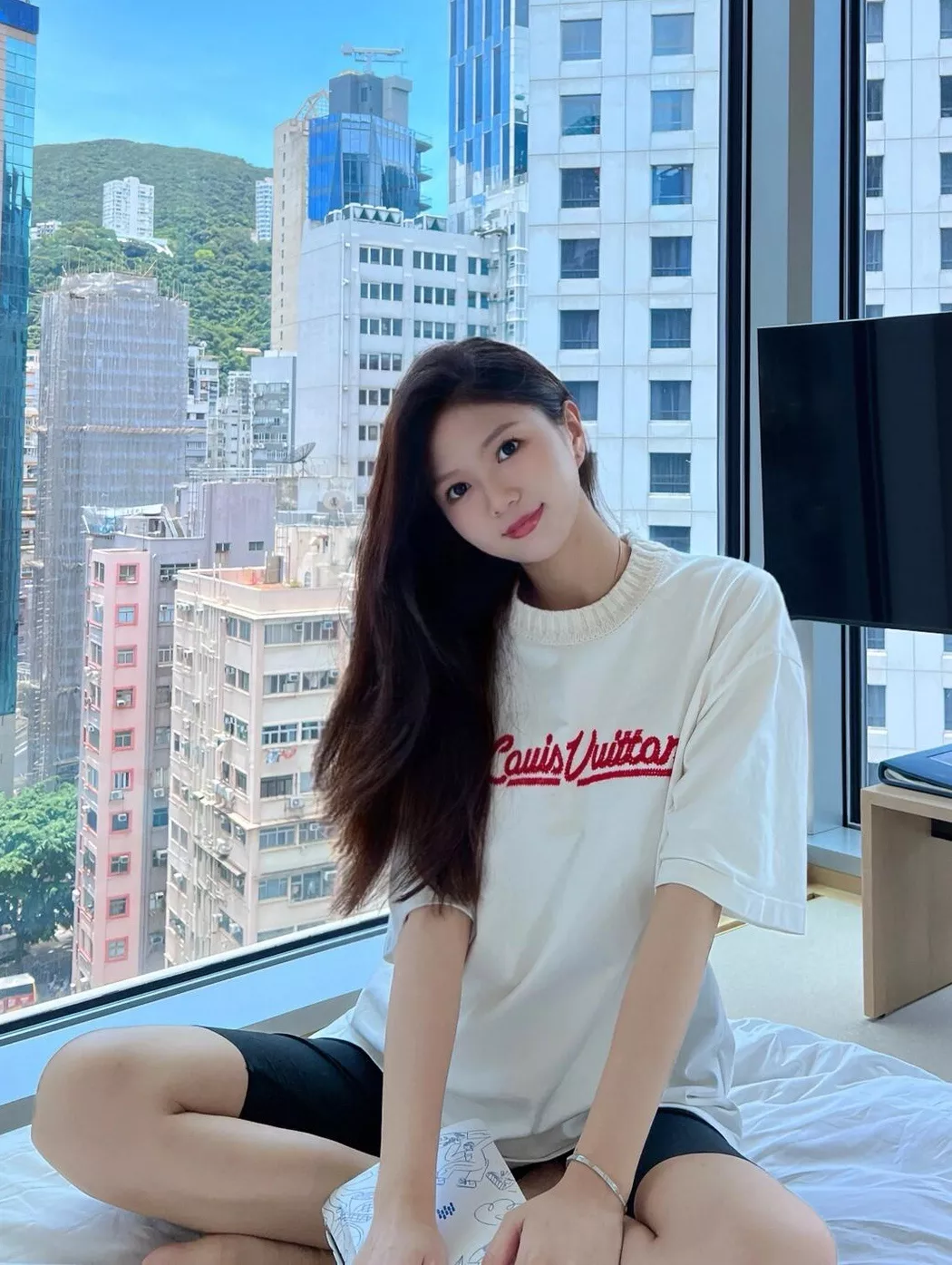 루이비통 레터 자수 라운드 반소매 니트 탑 상세 이미지 15