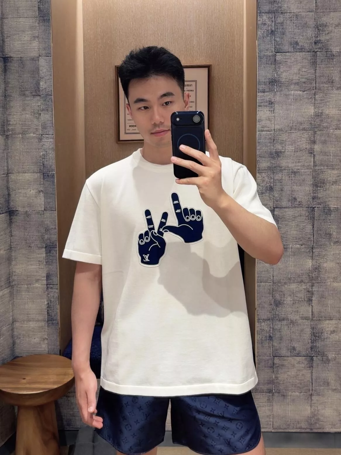 루이비통 로고 패치 포인트 반팔 라운드 상의 상세 이미지 20