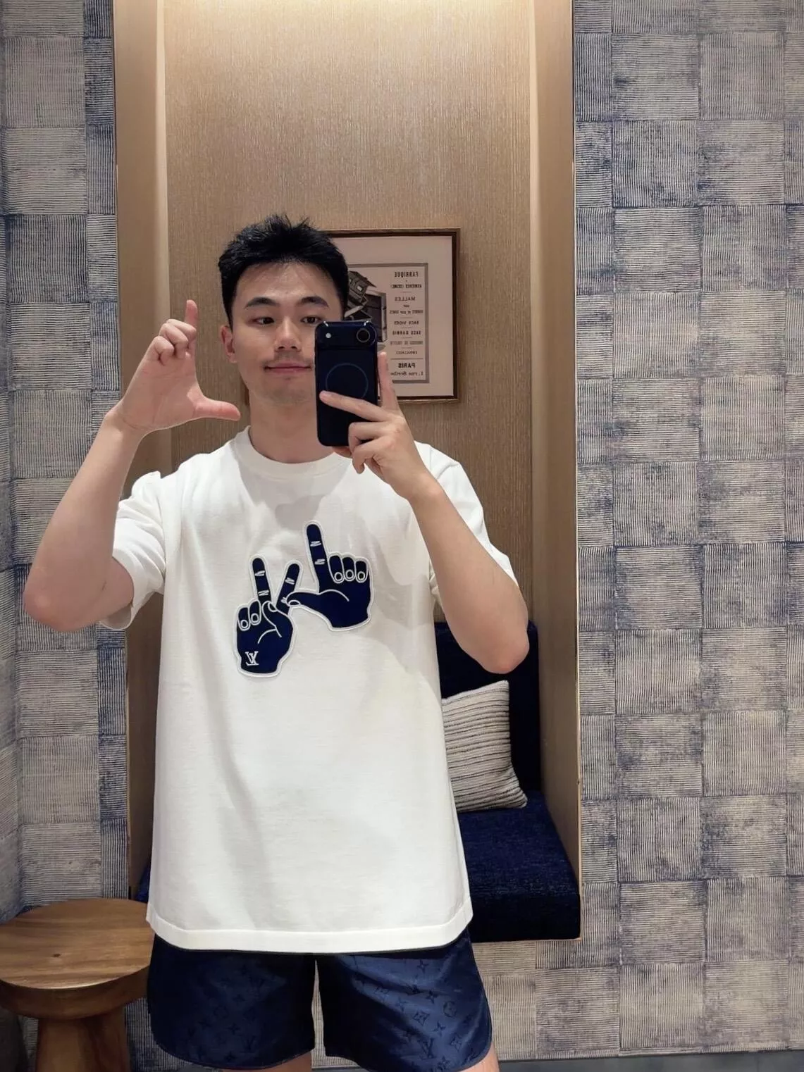 루이비통 로고 패치 포인트 반팔 라운드 상의 상세 이미지 19
