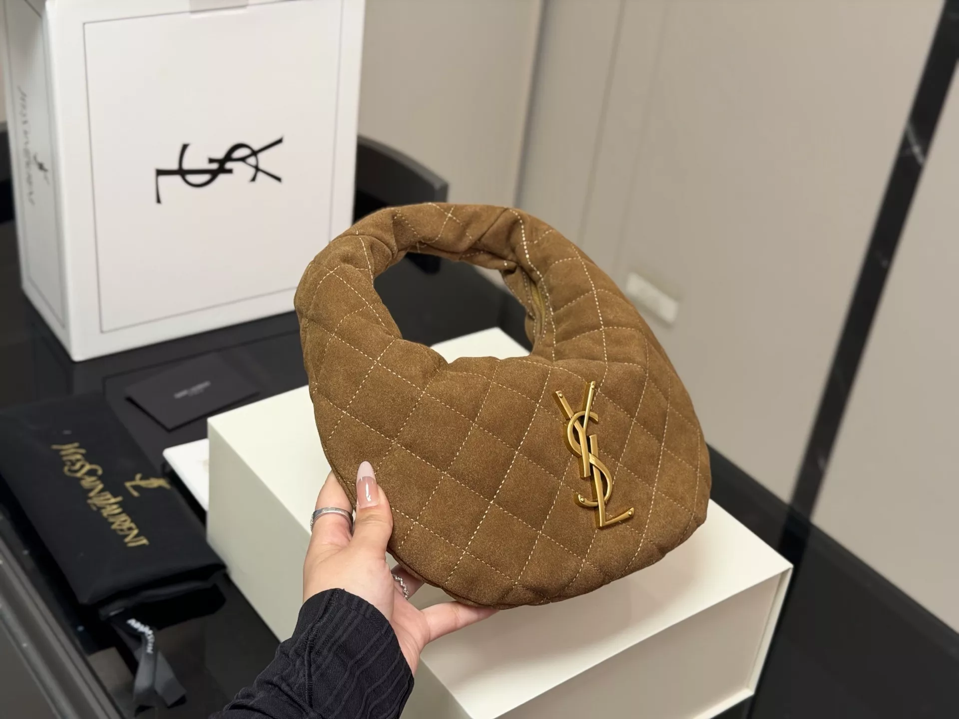 입생로랑 퀼팅 디테일 숄더 핸드백 상세 이미지 5