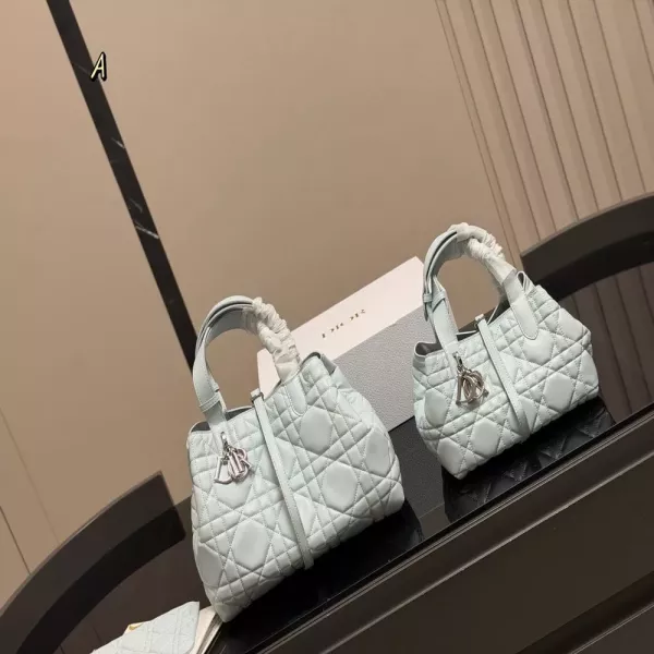 디올 퀼팅 무드의 빈티지 감성 핸드백