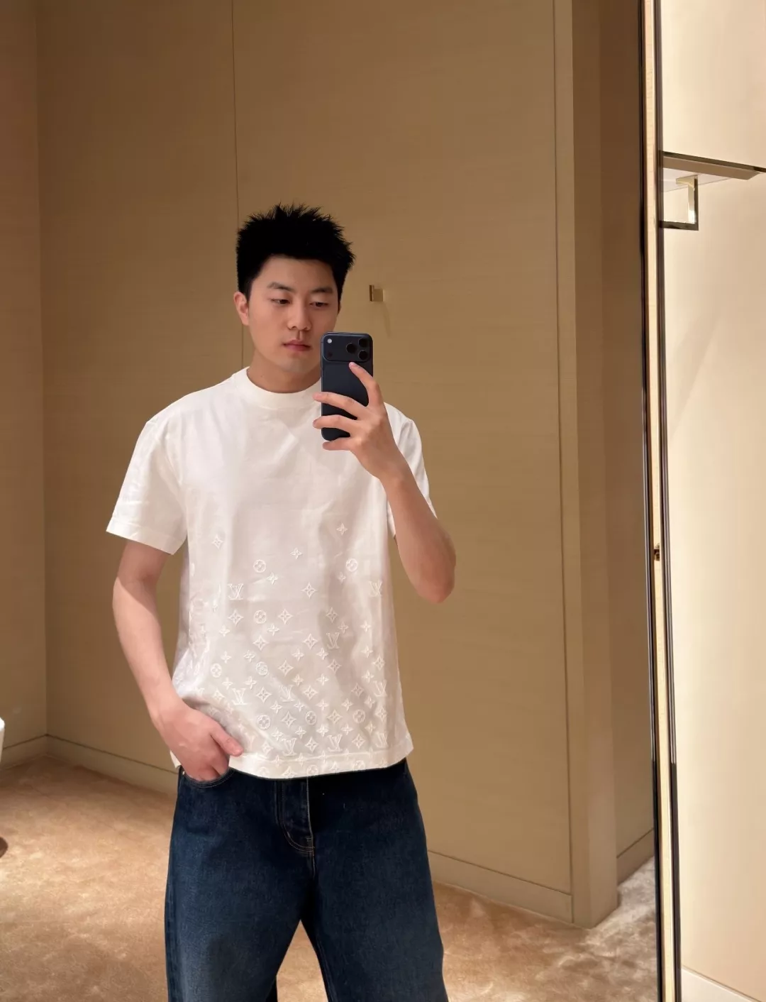 루이비통 그라데이션 레터링 라운드 반팔 상의 상세 이미지 10