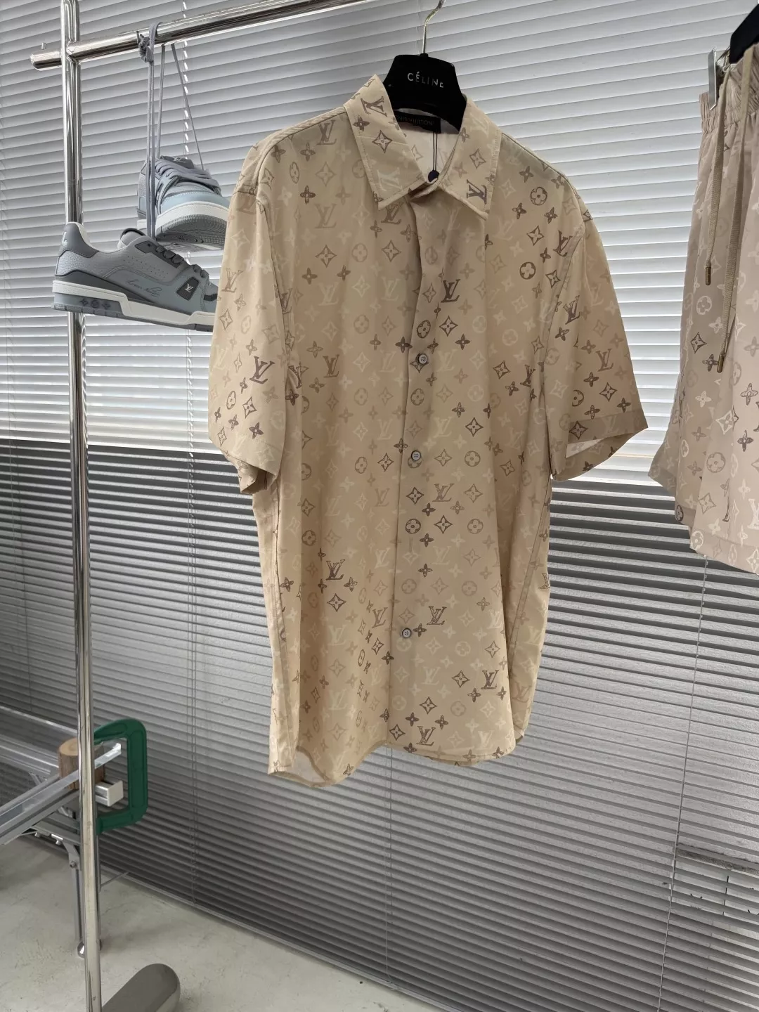 루이비통 모노그램 반소매 셔츠와 쇼츠 세트 상세 이미지 1