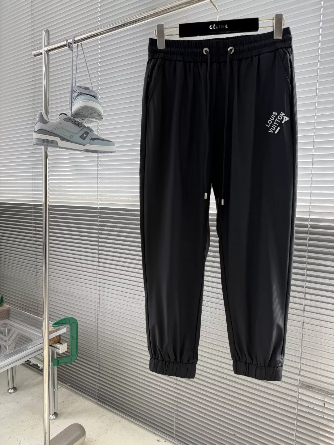 루이비통 로고 포인트 밴딩 조거 팬츠 상세 이미지 1