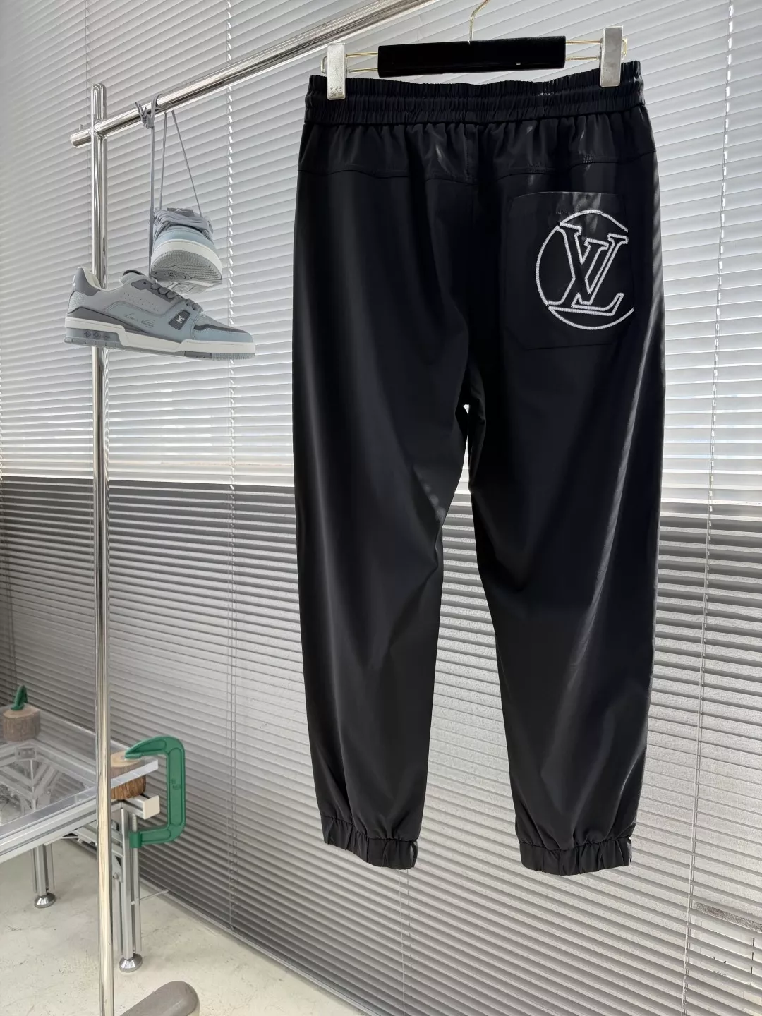 루이비통 로고 포인트 밴딩 조거 팬츠 상세 이미지 2