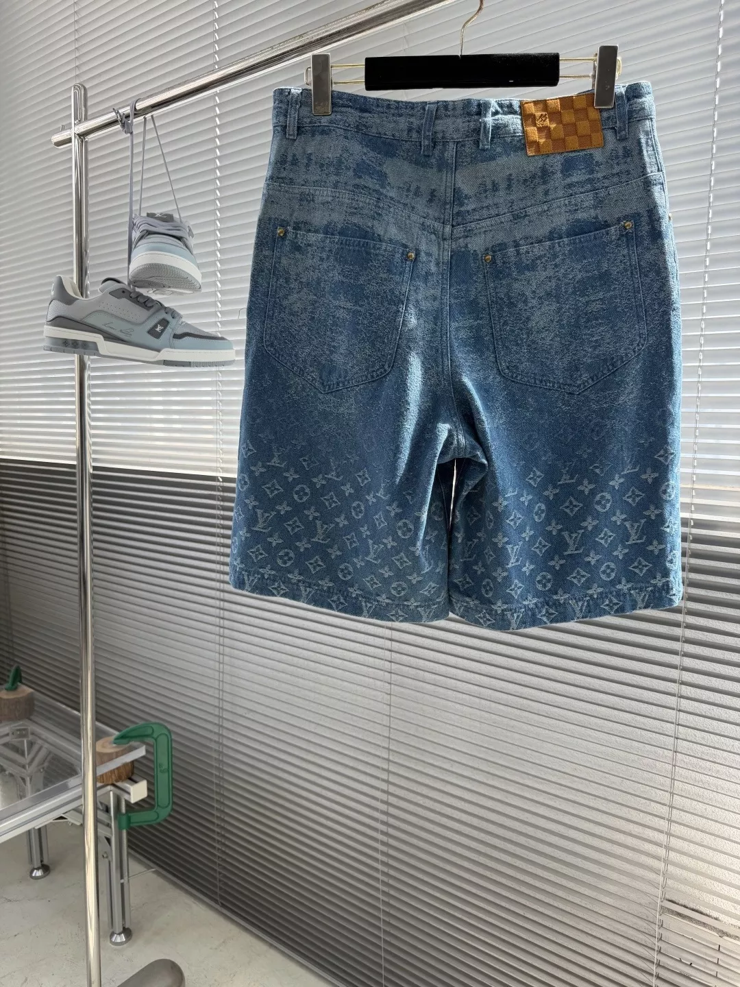 루이비통 모노그램 워시드 데님 하프 팬츠 상세 이미지 3