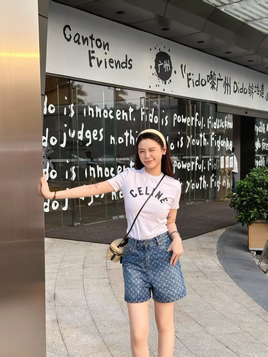 셀린느 아치 로고 슬림핏 크루넥 티 상세 이미지 23
